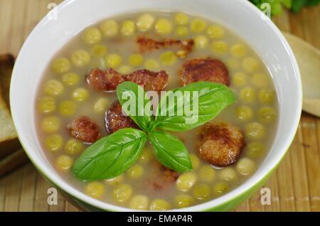 Soupe aux pois appétissant avec bacon et saucisses Banque D'Images