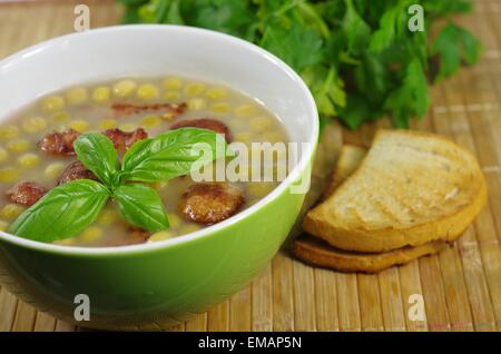 Soupe aux pois appétissant avec bacon et saucisses Banque D'Images