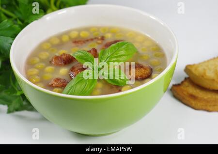 Soupe aux pois appétissant avec bacon et saucisses Banque D'Images