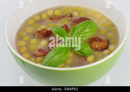 Soupe aux pois appétissant avec bacon et saucisses Banque D'Images