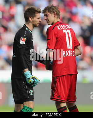 Leverkusen, Allemagne, Apr 18 2015, sports, football, Bundesliga, journée 29, Bayer 04 Leverkusen vs Hanovre 96 : Stefan Kiessling (Leverkusen, R) visages gardien Ron-Robert Zieler (Hanovre). Credit : Juergen Schwarz/Alamy Live News Banque D'Images