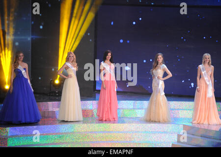 Moscou, Russie. 18 avr, 2015. Les participants prennent part à l'élection de Miss Russie 2015 pageant à Moscou, Russie, le 18 avril 2015. Miss France 2015 a annoncé son gagnant à Moscou Barvikha Concert Hall le samedi. Sofia Nikichuk a remporté le titre. © Dai Tianfang/Xinhua/Alamy Live News Banque D'Images