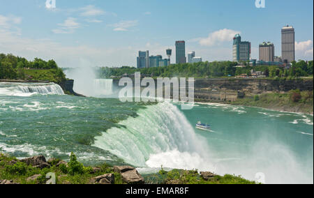 New York, les chutes du Niagara, les chutes américaines, Maid of the Mist, de bateaux d'excursion sur le côté éloigné du Canada Banque D'Images