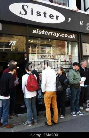 Londres, Royaume-Uni. 18 avril, 2015. Record Store Day national à Berwick Street, Soho, Londres, le 18 avril 2015 Photo de Keith Mayhew Crédit : KEITH MAYHEW/Alamy Live News Banque D'Images