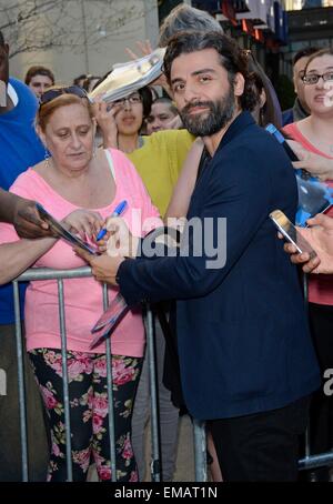 New York, NY, USA. 18 avr, 2015. Oscar Isaac aux arrivées de Mojave en première mondiale au Festival du film de Tribeca 2015, la School of Visual Arts (SVA) Theatre, New York, NY Le 18 avril 2015. Credit : Derek Storm/Everett Collection/Alamy Live News Banque D'Images