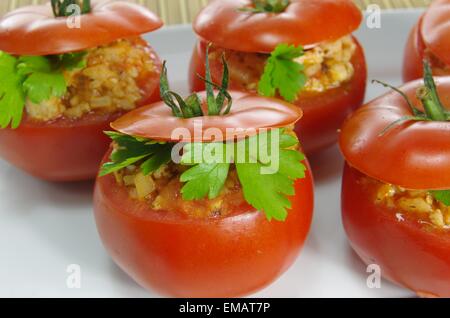 Les tomates farcies à la viande et au riz Banque D'Images