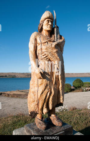 Statue d'un chef autochtone Selk'nam à Porvenir, Terre de Feu, Chili Banque D'Images