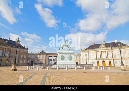 Amalienborg Palace avec une cour octogonale square et statue à Copenhague, Danemark. Banque D'Images