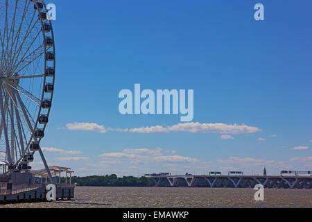 National Harbor grande roue et Woodrow Wilson Memorial Bridge. Rivière Potomac avec Woodrow Wilson Memorial Bridge. Potomac et Banque D'Images