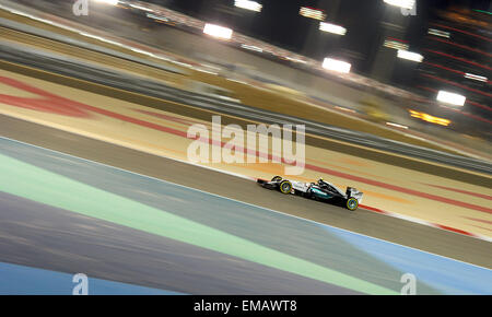 Manama, Bahreïn. 18 avr, 2015. Formule 1 Mercedes de Nico Rosberg de lecteurs en Allemagne au cours de la séance de qualification de l'avant de la F1 Grand Prix sur le Circuit International de Bahreïn, au sud de Manama, le 18 avril 2015. Crédit : Chen Shaojin/Xinhua/Alamy Live News Banque D'Images