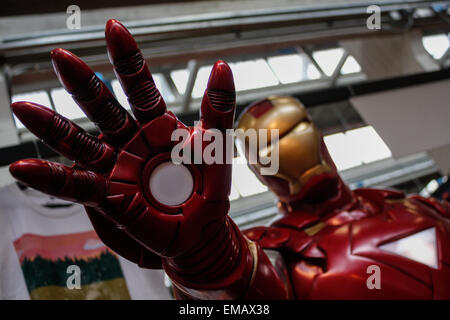 Turin, Italie. 18 avr, 2015. Des milliers de visiteurs à la vingt et unième édition de Torino Comics, le salon qui réunit les fans de bandes dessinées, dessins animés, jeux vidéo et de l'inévitable cosplayers. Ici Homme de fer. © Elena Aquila/Pacific Press/Alamy Live News Banque D'Images