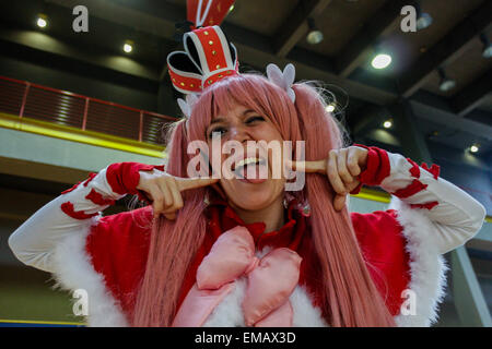 Turin, Italie. 18 avr, 2015. Un drôle de jeune cosplayeuse. Des milliers de visiteurs à la vingt et unième édition de Turin Comics, le salon qui réunit les fans de bandes dessinées, dessins animés, jeux vidéo et de l'inévitable cosplayers. © Elena Aquila/Pacific Press/Alamy Live News Banque D'Images