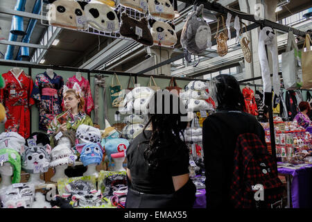 Turin, Italie. 18 avr, 2015. Des milliers de visiteurs à la vingt et unième édition de Torino Comics, le salon qui réunit les fans de bandes dessinées, dessins animés, jeux vidéo et de l'inévitable cosplayers. © Elena Aquila/Pacific Press/Alamy Live News Banque D'Images