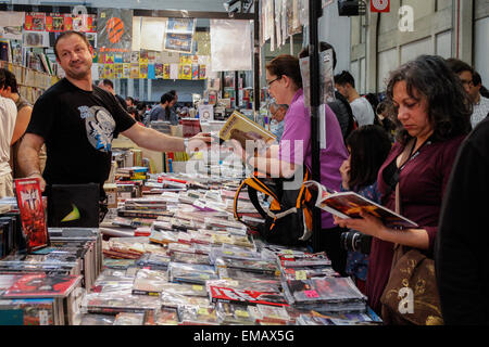 Turin, Italie. 18 avr, 2015. Des milliers de visiteurs à la vingt et unième édition de Torino Comics, le salon qui réunit les fans de bandes dessinées, dessins animés, jeux vidéo et de l'inévitable cosplayers. © Elena Aquila/Pacific Press/Alamy Live News Banque D'Images