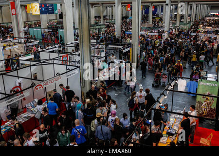 Turin, Italie. 18 avr, 2015. Des milliers de visiteurs à la vingt et unième édition de Torino Comics, le salon qui réunit les fans de bandes dessinées, dessins animés, jeux vidéo et de l'inévitable cosplayers. © Elena Aquila/Pacific Press/Alamy Live News Banque D'Images