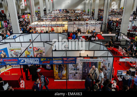 Turin, Italie. 18 avr, 2015. Des milliers de visiteurs à la vingt et unième édition de Torino Comics, le salon qui réunit les fans de bandes dessinées, dessins animés, jeux vidéo et de l'inévitable cosplayers. © Elena Aquila/Pacific Press/Alamy Live News Banque D'Images