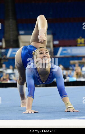 Fort Worth, Texas, USA. Apr 17, 2015. KIERSTAN WANG fait concurrence sur le plancher pour l'Université de Floride, lors de la ronde préliminaire de la NCAA 2015 Women's Gymnastics Championships. © Amy Sanderson/ZUMA/ZUMAPRESS.com/Alamy fil Live News Banque D'Images