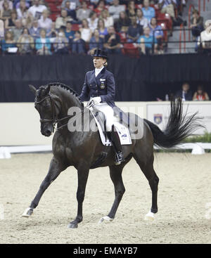 Las Vegas, Nevada, USA. 18 avr, 2015. MALIN Hamilton de la Suède est en concurrence sur le 2015 à FLEETWOOD Reem Acra FEI World Cup Finale du Grand Prix de l'Habillage II le Samedi, Avril 18, 2015 à Las Vegas. Credit : Bizuayehu Tesfaye/ZUMA/ZUMAPRESS.com/Alamy fil Live News Banque D'Images