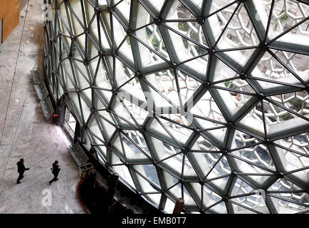 Shanghai. Apr 19, 2015. Les gens entrent dans le musée d'Histoire Naturelle de Shanghai, qui a son mur extérieur conçu comme la forme de noyau cellulaire, dans l'est de la Chine à Shanghai le 17 avril, 2015. Le musée, ouvert le 19 avril 2015, a une collection de près de 290 000 échantillons, y compris un spécimen complet de 140 millions d'années squelette de dinosaure de Mamenchisaurus. Il y a aussi des spécimens rares qui ne peuvent être trouvés ailleurs en dehors de la Chine, comme le mammouth, Fleuve jaune grande salamandre, giant panda, Alligator et. © Chen Fei/Xinhua/Alamy Live News Banque D'Images