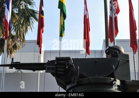 Jakarta. Apr 19, 2015. Un soldat indonésien se prépare sur un réservoir d'assurer la Conférence afro-asiatique Commémoration 2015 dans le Centre de Conférences de Djakarta en Indonésie, le 19 avril 2015. La Conférence d'Afrique d'Asie 2015 Commémoration est tenu à Jakarta et Bandung du 19 au 24 avril. © Sanovri Veri/Xinhua/Alamy Live News Banque D'Images