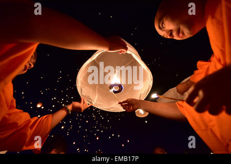 Beijing, la province chinoise du Yunnan. 13 avr, 2015. Les gens s'allumer Kongming lanternes, ou de petits ballons de papier à air chaud, pour célébrer la nouvelle année du groupe ethnique Dai à Jinghong City, préfecture autonome Dai de Xishuangbanna, au sud-ouest de la province chinoise du Yunnan, le 13 avril 2015. © Hao Yaxin/Xinhua/Alamy Live News Banque D'Images