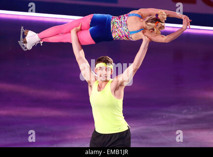 (150419) -- TOKYO, 19 avril 2015 (Xinhua) -- Alexa Scimeca (haut) et Chris de la U.S. Knierim effectuer lors de l'exposition à l'Union internationale de patinage (ISU) World Team Trophy de 2015 de patinage artistique à Tokyo, Japon, le 19 avril 2015. (Xinhua/Stringer) Banque D'Images