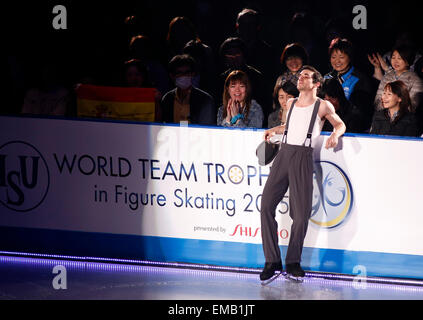 (150419) -- TOKYO, 19 avril 2015 (Xinhua) -- Javier Fernandez de l'Espagne effectue lors de l'exposition à l'Union internationale de patinage (ISU) World Team Trophy de 2015 de patinage artistique à Tokyo, Japon, le 19 avril 2015. (Xinhua/Stringer) Banque D'Images