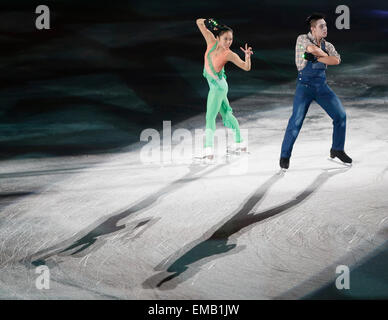 (150419) -- TOKYO, 19 avril 2015 (Xinhua) -- système sui Wenjing (L) et Han Cong de Chine effectuer lors de l'exposition à l'Union internationale de patinage (ISU) World Team Trophy de 2015 de patinage artistique à Tokyo, Japon, le 19 avril 2015. (Xinhua/Stringer) Banque D'Images