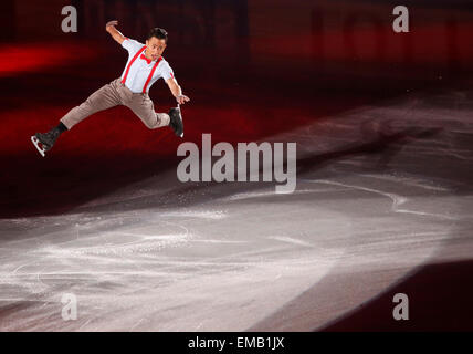 (150419) -- TOKYO, 19 avril 2015 (Xinhua) -- Florent Amodio de France effectue au cours de l'exposition à l'Union internationale de patinage (ISU) World Team Trophy de 2015 de patinage artistique à Tokyo, Japon, le 19 avril 2015. (Xinhua/Stringer) Banque D'Images
