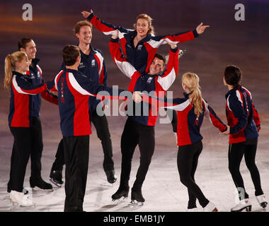 (150419) -- TOKYO, 19 avril 2015 (Xinhua) -- Max Aaron des États-Unis soulève jusqu'Ashley Wagner lors de l'exposition à l'Union internationale de patinage (ISU) World Team Trophy de 2015 de patinage artistique à Tokyo, Japon, le 19 avril 2015. (Xinhua/Stringer) Banque D'Images