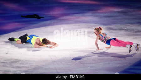 (150419) -- TOKYO, 19 avril 2015 (Xinhua) -- Alexa Scimeca (R) et Chris des États-Unis Knierim effectuer lors de l'exposition à l'Union internationale de patinage (ISU) World Team Trophy de 2015 de patinage artistique à Tokyo, Japon, le 19 avril 2015. (Xinhua/Stringer) Banque D'Images