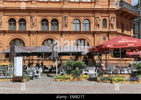 Le café et restaurant de plein air en été (Doma Laukums), Place de la cathédrale ou Dôme, Riga, Lettonie, en Europe Banque D'Images