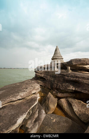 Une ancienne pagode bouddhiste rock sur le côté de la rivière de Koh kong au Cambodge, en Asie. Banque D'Images