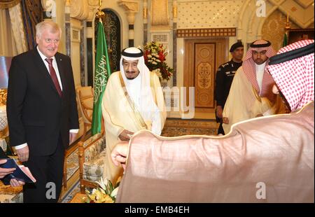 Riyadh, Arabie saoudite. Apr 19, 2015. Ministre-président de Bavière, Horst Seehofer (L), est reçu par le roi Salman bin Abdulaziz Al Saud pour des entretiens dans le palais royal à Riyad, en Arabie saoudite, 19 avril 2015. Photo : Karl Josef OPIM/dpa/Alamy Live News Banque D'Images