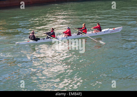 Poole, Dorset, UK 19 avril 2015. Sunny breezy day à Poole Quay, Dorset, UK - rameurs profitez de la météo Crédit : Carolyn Jenkins/Alamy Live News Banque D'Images