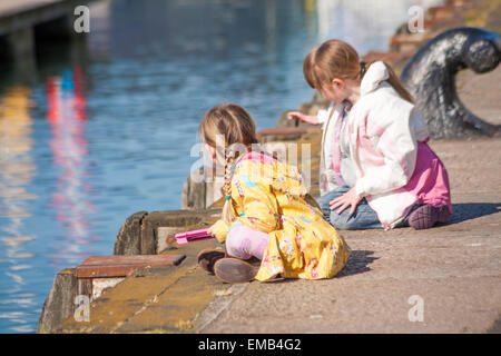 Poole, Dorset, UK 19 avril 2015. UK - sunny breezy day à Poole Quay, Dorset, UK - deux jeunes filles jouissent en crabe sur le quai Crédit : Carolyn Jenkins/Alamy Live News Banque D'Images