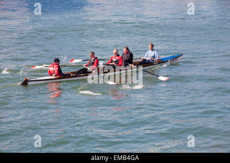 Poole, Dorset, UK 19 avril 2015. Sunny breezy day à Poole Quay, Dorset, UK - rameurs profitez de la météo Crédit : Carolyn Jenkins/Alamy Live News Banque D'Images