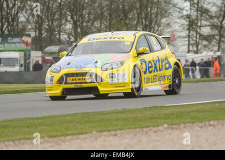 Donington Park, Castle Donington (Royaume-Uni). 19 avril, 2015. Alex Martin et Dextra Racing Ford Focus durs pendant la Dunlop MSA British Touring Car Championship à Donington Park. Credit : Gergo Toth/Alamy Live News Banque D'Images