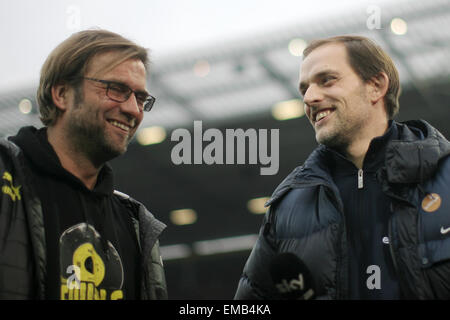 Fichier - Un fichier photo datée du 24 novembre 2012 montre la tête de Mayence formateur Thomas Tuchel (R) et l'entraîneur de Dortmund JÜRGEN KLOPP avant le début de la Bundesliga match de football entre FSV Mainz 05 et Borussia Dortmund dans la Coface Arena à Mainz, Allemagne. Photo : FREDRIK VON ERICHSEN/dpa Banque D'Images