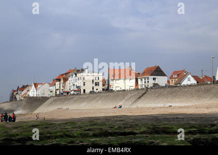 Avis de villas sur le Boulevard de la liberté et de la plage et de la mer de défense, Ambleteuse, Pas de Calais, France Banque D'Images