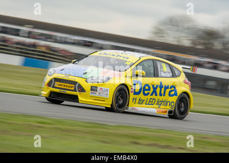 Donington Park, Castle Donington (Royaume-Uni). 19 avril, 2015. Alex Martin et Dextra Racing Ford Focus durs pendant la Dunlop MSA British Touring Car Championship à Donington Park. Credit : Gergo Toth/Alamy Live News Banque D'Images