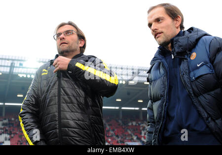 Fichier - Un fichier photo datée du 24 novembre 2012 montre la tête de Mayence formateur Thomas Tuchel (R) et l'entraîneur de Dortmund JÜRGEN KLOPP avant le début de la Bundesliga match de football entre FSV Mainz 05 et Borussia Dortmund dans la Coface Arena à Mainz, Allemagne. Photo : FREDRIK VON ERICHSEN/dpa Banque D'Images