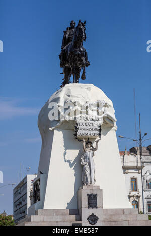 Lima, Pérou. Statue équestre de Jose de San Martin, héros national péruvien. Plaza San Martin. Banque D'Images