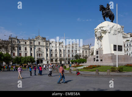 Lima, Pérou. Statue équestre de Jose de San Martin, héros national péruvien. Plaza San Martin. Banque D'Images