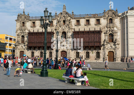 Lima, Pérou. Palais de l'archevêque, sur la Plaza de Armas. Banque D'Images