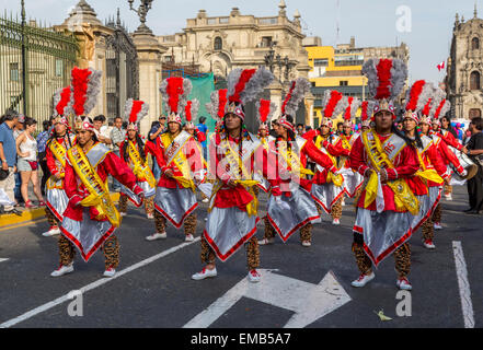 Lima, Pérou. Les jeunes hommes péruviens défilant dans un défilé culturel andin, Plaza de Armas. Banque D'Images