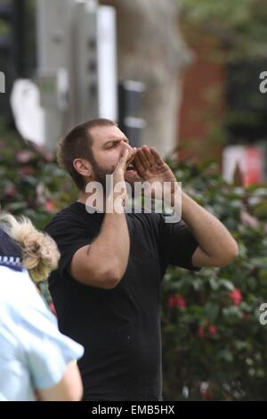 Sydney, Australie. 19 avril 2015. Un rassemblement à accueillir les réfugiés s'est tenue à Belmore Park Sydney. Une contre-manifestation contre clandestins a eu lieu en face de la route du parc. L'accueil des réfugiés' les manifestants ont marché à Victoria Park, Camperdown. Une rangée de policiers a veillé à ce que les manifestants ont été tenus à l'écart. Crédit : Richard Milnes/Alamy Live News Banque D'Images