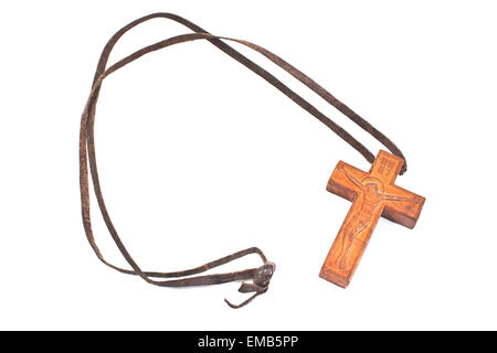 Collier croix chrétienne en bois isolé sur blanc Banque D'Images