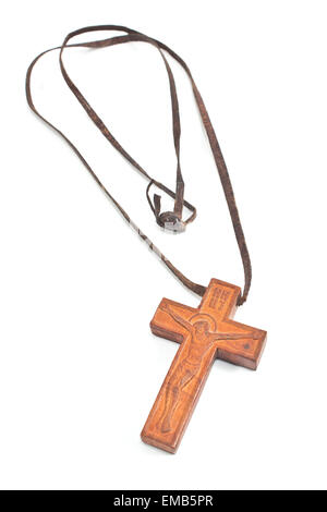 Collier croix chrétienne en bois isolé sur blanc Banque D'Images