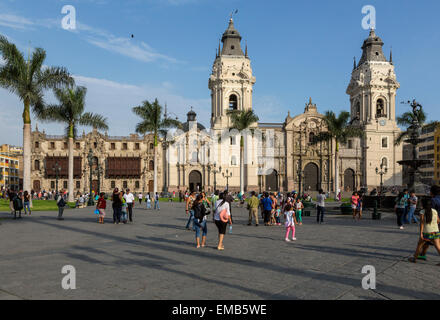 Pérou, Lima. Sur la droite de la Cathédrale, Palais de l'archevêque sur la gauche. Plaza de Armas. Banque D'Images